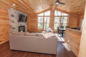 Smart TV, fireplace - Private Cabin Overlooking Hocking Hills (Rockbridge)