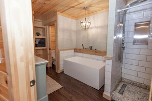 Badewanne, Handtücher, Toilettenpapier