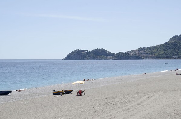 Una spiaggia nelle vicinanze