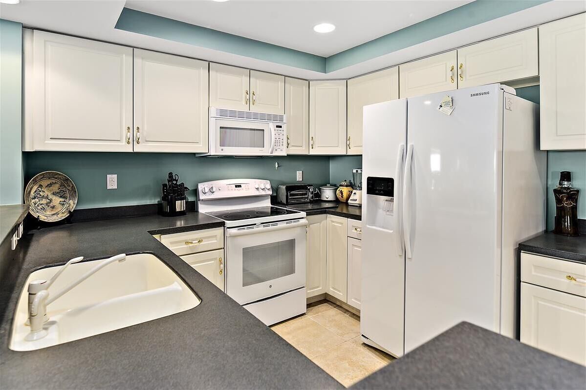 Geladeira, micro-ondas, fogão, cooktop