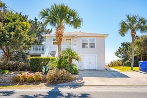 Exterior - Costa La Vista! Oceanfront Home with In-law Suite - Free $250 Beach Gear Credit (Folly Beach)