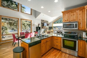 Townhouse, 3 kamar tidur | Dapur pribadi | Lemari es, microwave, oven, dan mesin pembuat kopi/teh