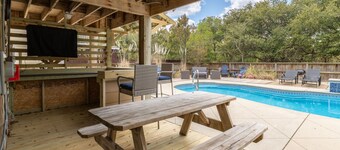 Oceanside home, Private Pool and Hot Tub! 3 Min walk to Beach.