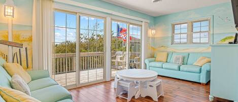 Smart TV, lettore DVD, libri, videoteca