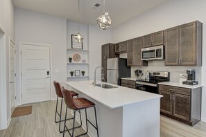 Jääkaappi, mikroaaltouuni, uuni, liesi