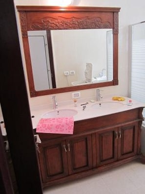 Håndklær, såpe og toalettpapir