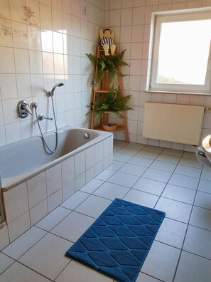 Baignoire, séchoir à cheveux, serviettes fournies, savon