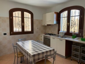 Kühlschrank, Ofen, Herdplatte, Kochgeschirr/Geschirr/Besteck