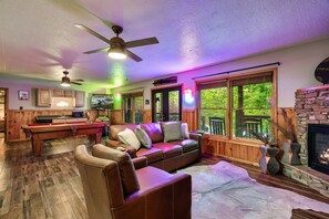 Smart-TV, Kamin, Bücher