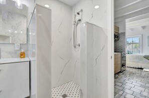 Shower, hair dryer, towels, soap - Boynton Beach, Sea view beach studio 9 w large pool (Boynton Beach)