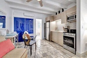 Køleskab, mikrobølgeovn, kogeplade, kaffe-/temaskine