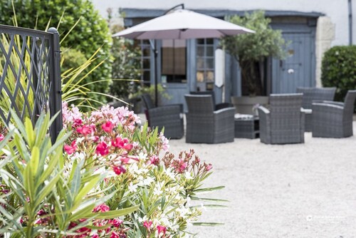 Grand Gite des Mousquetaires Swimming pool Reception and dining room.