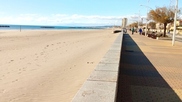A beach with a concrete walkway and street lamps. - Vacation home 200 m from the beach (VALRAS PLAGE)
