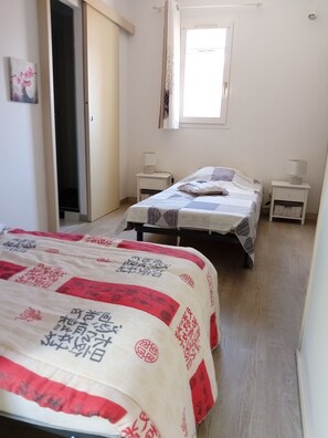 2 Schlafzimmer, Bügeleisen/Bügelbrett