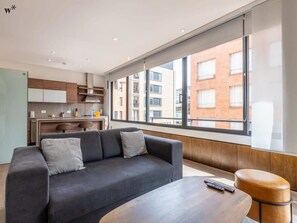 Una televisión, una oficina