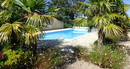 House of 125m2, including veranda. Pool. Land not overlooked.