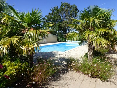 House of 125m2, including veranda. Pool. Land not overlooked. 