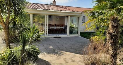 House of 125m2, including veranda. Pool. Land not overlooked.