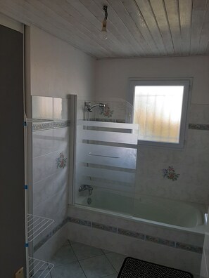 Baignoire, sèche-cheveux, savon, papier toilette