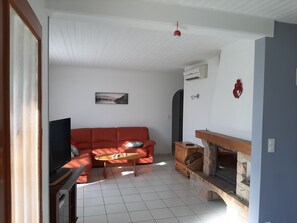 TV, fireplace, stereo