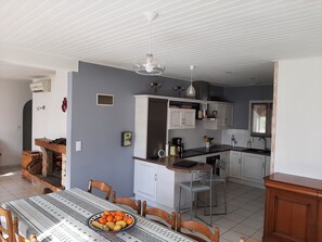 Frigorífico, microondas, horno y placa de cocina
