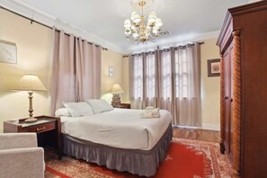 4 slaapkamers, een bureau, een strijkplank/strijkijzer, reisbedje