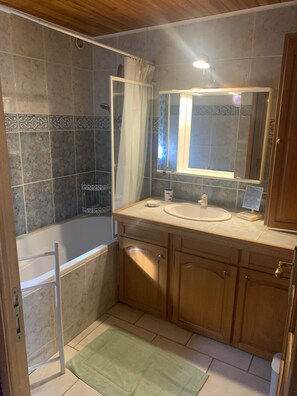Badewanne, Seife, Toilettenpapier