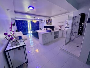 Caja de seguridad en la habitación, escritorio y cortinas blackout 