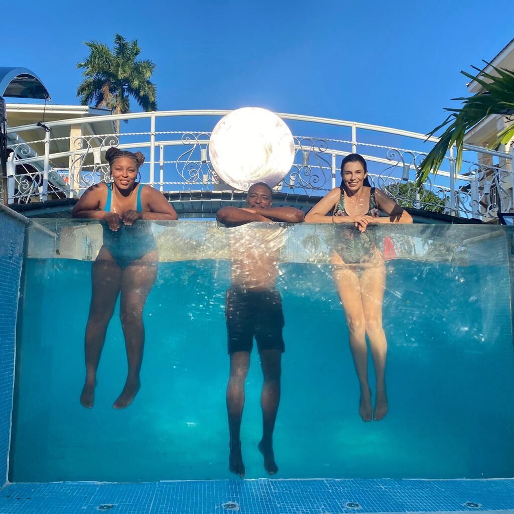 Alberca al aire libre y alberca climatizada