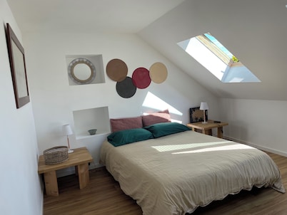 Bright, comfortable villa—private heated pool 300 m from the beach