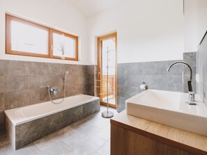 Bathtub, towels