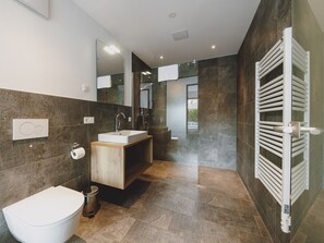 Badewanne, Handtücher, Seife, Shampoo