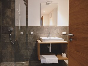 Bathtub, towels, soap, shampoo - First IN Mountain Chalet C (Kaprun)