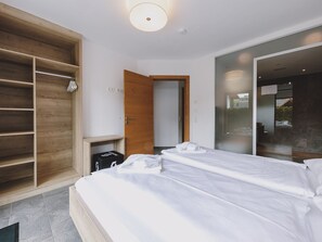 5 bedrooms, iron/ironing board, free WiFi, bed sheets