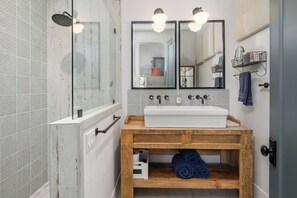 Een douche, een haardroger, handdoeken