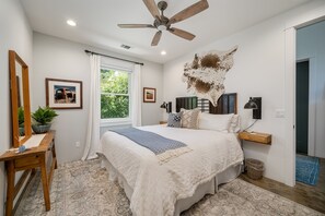 1 slaapkamer, een strijkplank/strijkijzer, gratis wifi, beddengoed