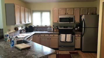 Køleskab, mikrobølgeovn, ovn, kogeplade