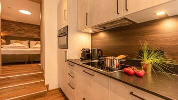 Fridge, oven, stovetop, dishwasher