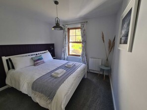 2 عدّة غرف نوم ومكواة/لوح كي وواي فاي مجانًا وملاءات أسرّة