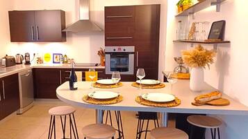 Een microgolfoven, een oven, een kookplaat, een vaatwasser