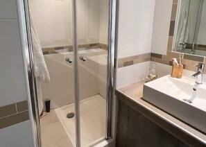 シャワー、ヘアドライヤー、タオル