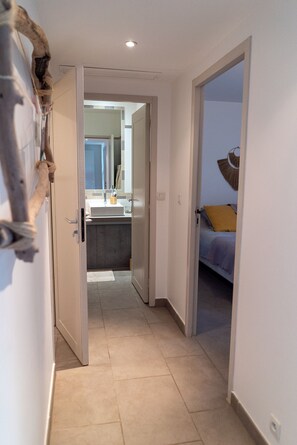 2 habitaciones, tabla de planchar con plancha y wifi gratis 