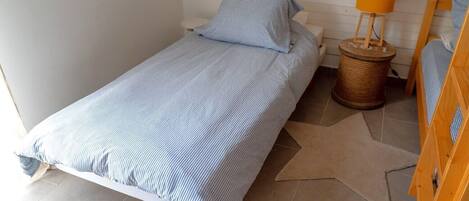 2 bedrooms, iron/ironing board, travel cot, WiFi