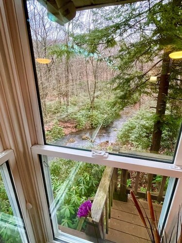 Autumn Escape Bear Paw Cabin: Sleeps 6 · 3BR 1BA · Fire Pit Grill Fireplace