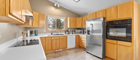 Een koelkast, een magnetron, een oven, een kookplaat