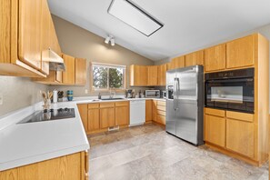 Fridge, microwave, oven, stovetop - In the Trees, Close to Town! (Rapid City)