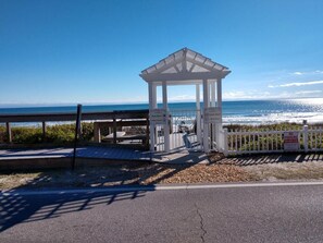 Property grounds - Charming Coastal Resort Cottage - Gated Private Beach Entrance (Destin)