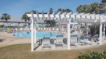 Utendørsbasseng og et oppvarmet basseng