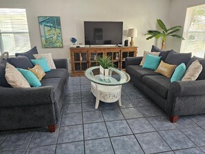 Smart-tv, dvd-spelare och böcker