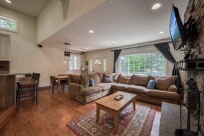 TV, fireplace - Glades Getaway by Tahoe Getaways- North Shore 3 BR - Dog OK (Carnelian Bay)